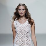 Vestido blanco de bordados de la colección primavera/verano 2014 de Teresa Helbig en Madrid Fashion Week