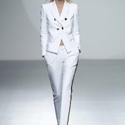 Traje de chaqueta de la colección primavera/verano 2014 de Teresa Helbig en Madrid Fashion Week