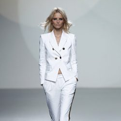 Traje de chaqueta de la colección primavera/verano 2014 de Teresa Helbig en Madrid Fashion Week