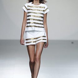 Falda y camiseta a rayas doradas de la colección primavera/verano 2014 de Teresa Helbig en Madrid Fashion Week