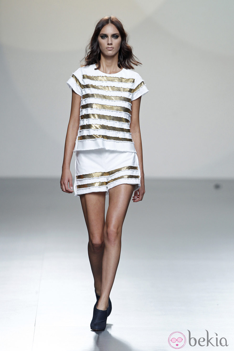 Falda y camiseta a rayas doradas de la colección primavera/verano 2014 de Teresa Helbig en Madrid Fashion Week