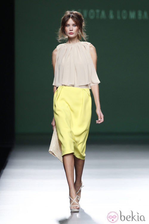 Falda de tubo amarilla de la colección primavera/verano 2014 de Devota&Lomba en Madrid Fashion Week
