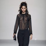 Vestido de transparencias de la colección primavera/verano 2014 de Miguel Palacio en Madrid Fashion Week