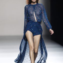 Vestido azul de transparencias de la colección primavera/verano 2014 de Miguel Palacio en Madrid Fashion Week