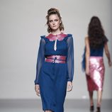 Vestido azul con adornos rosas de la colección primavera/verano 2014 de Miguel Palacio en Madrid Fashion