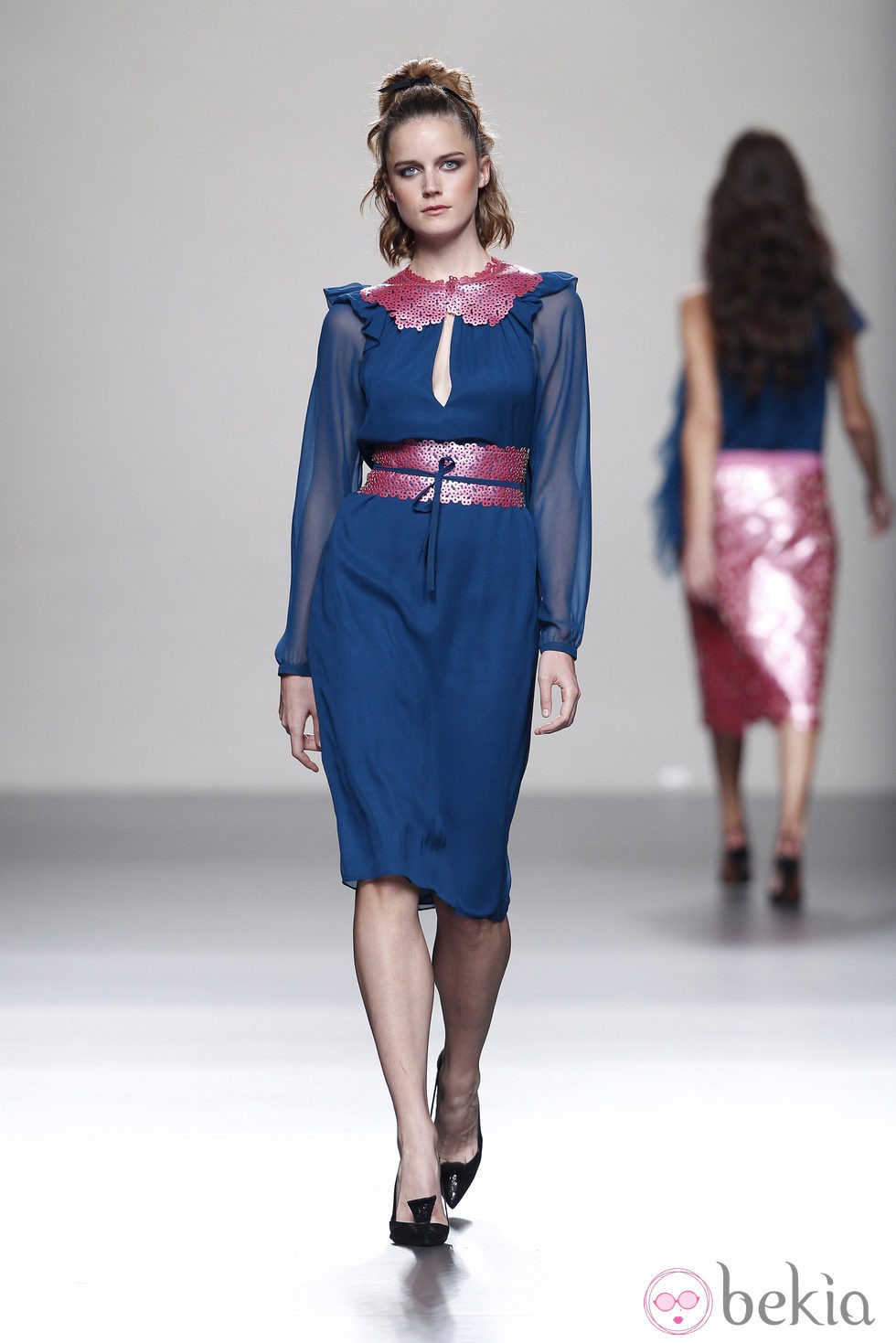 Vestido azul con adornos rosas de la colección primavera/verano 2014 de Miguel Palacio en Madrid Fashion