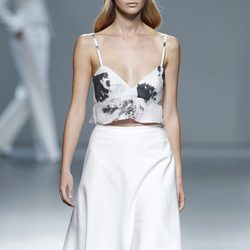 Falda blanca de la colección primavera/verano 2014 de Ángel Schlesser en Madrid Fashion Week