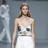 Falda blanca de la colección primavera/verano 2014 de Ángel Schlesser en Madrid Fashion Week