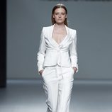 Traje blanco de la colección primavera/verano 2014 de Ángel Schlesser en Madrid Fashion Week