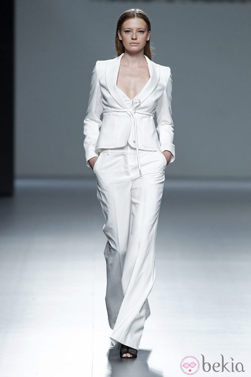 Traje blanco de la colección primavera/verano 2014 de Ángel Schlesser en Madrid Fashion Week