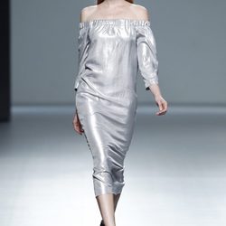 Vestido metalizado de la colección primavera/verano 2014 de Ángel Schlesser en Madrid Fashion Week
