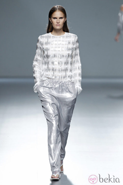 Look futurista de la colección primavera/verano 2014 de Ángel Schlesser en Madrid Fashion Week