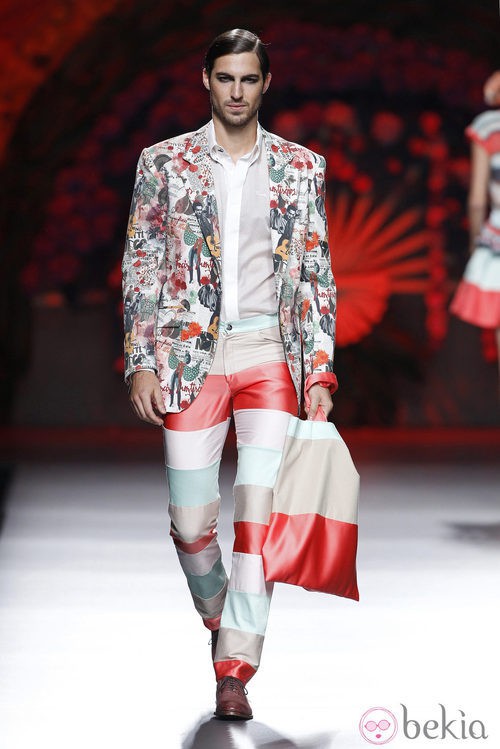 Pantalón a rayas de la colección primavera/verano 2014 de Francis Montesinos en la Madrid Fashion Week
