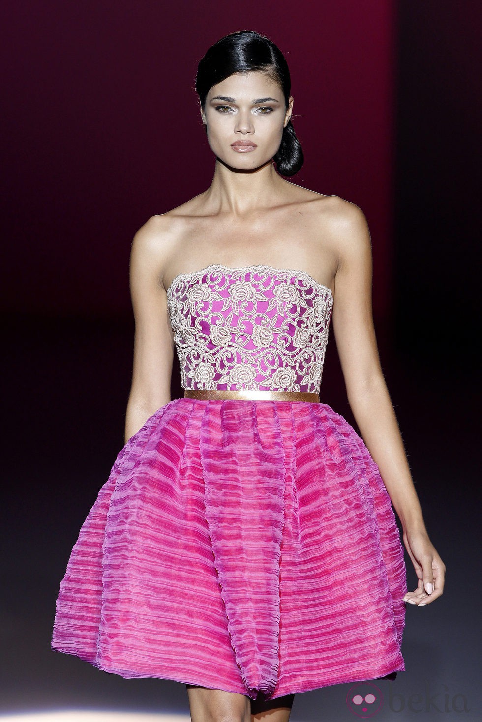 Vestido fucsia de la colección primavera/verano 2014 de Hannibal Laguna en Madrid Fashion Week