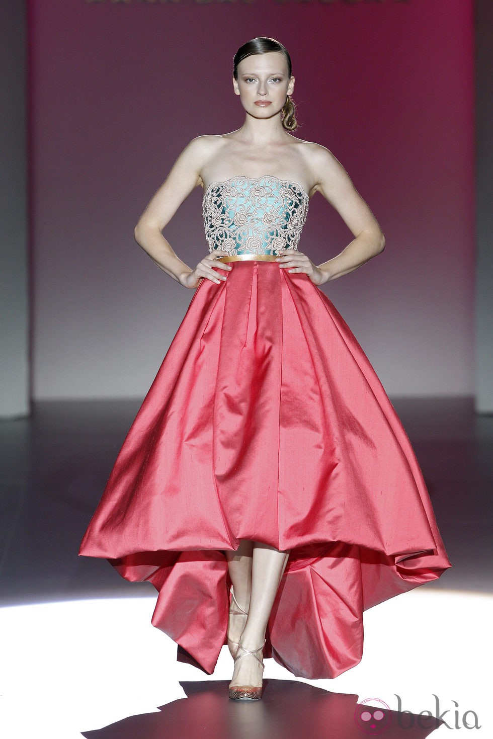 Vestido rojo y verde de la colección primavera/verano 2014 de Hannibal Laguna en Madrid Fashion Week