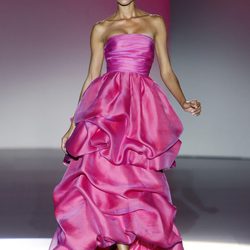 Vestido largo fucsia de la colección primavera/verano 2014 de Hannibal Laguna en Madrid Fashion Week