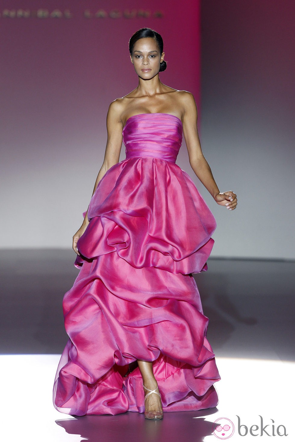 Vestido largo fucsia de la colección primavera/verano 2014 de Hannibal Laguna en Madrid Fashion Week