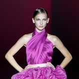 Vestido cruzado de la colección primavera/verano 2014 de Hannibal Laguna en Madrid Fashion Week