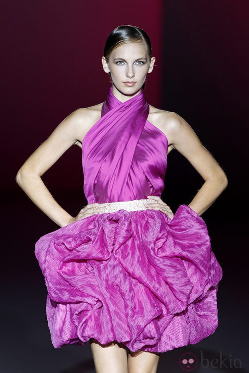 Vestido cruzado de la colección primavera/verano 2014 de Hannibal Laguna en Madrid Fashion Week