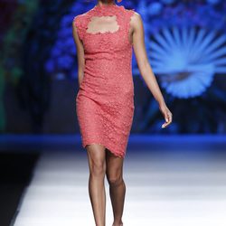 Vestido coral troquelado de la colección primavera/verano 2014 de Francis Montesinos en Madrid Fashion Week