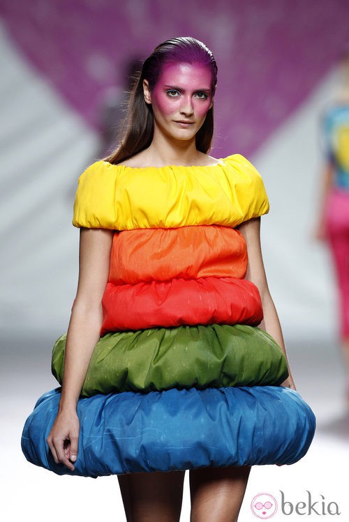 Vestido varios niveles de la colección primavera/verano 2014 de Ágatha Ruiz de la Prada en Madrid Fashion Week