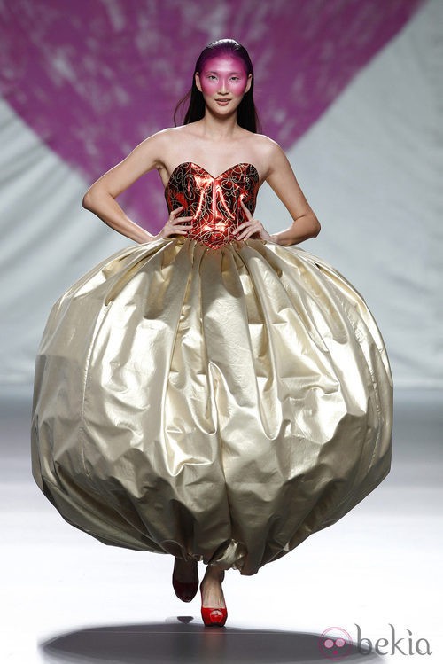 Vestido esférico de la colección primavera/verano 2014 de Ágatha Ruiz de la Prada en Madrid Fashion Week