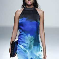 Vestido estampado azul de la colección primavera/verano 2014 de Rabaneda en Madrid Fashion Week