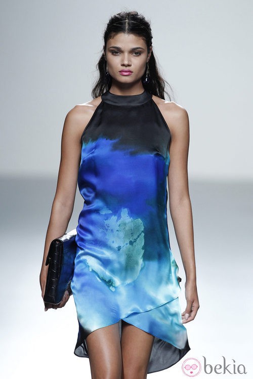 Vestido estampado azul de la colección primavera/verano 2014 de Rabaneda en Madrid Fashion Week