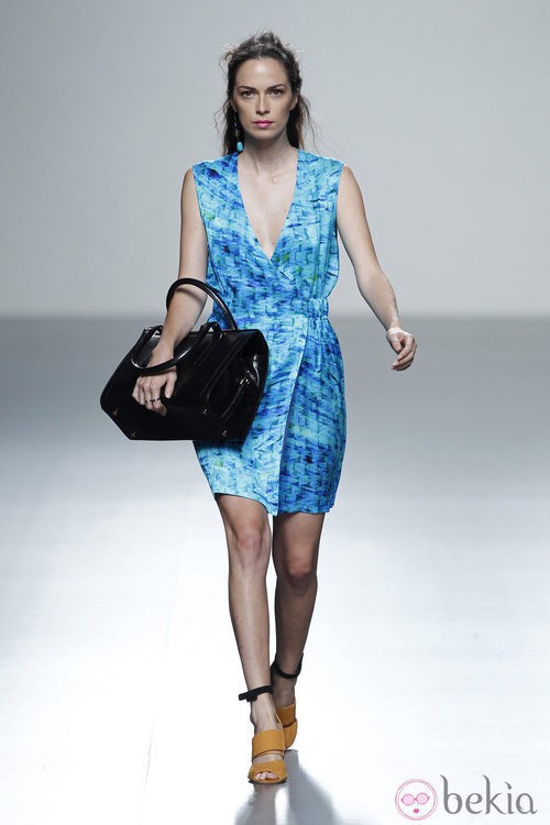 Vestido azul de escote en v de la colección primavera/verano 2014 de Rabaneda en Madrid Fashion Week
