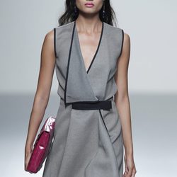 Vestido gris de la colección primavera/verano 2014 de Rabaneda en Madrid Fashion Week