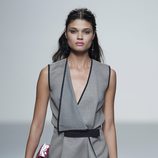 Vestido gris de la colección primavera/verano 2014 de Rabaneda en Madrid Fashion Week