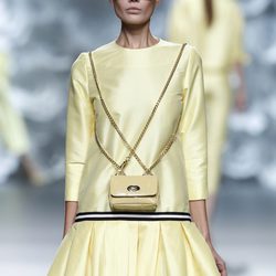 Vestido amarillo de la colección primavera/verano 2014 de Juana Martín en Madrid Fashion Week