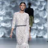 Vestido blanco de encaje de la colección primavera/verano 2014 de Juana Martín en Madrid Fashion Week