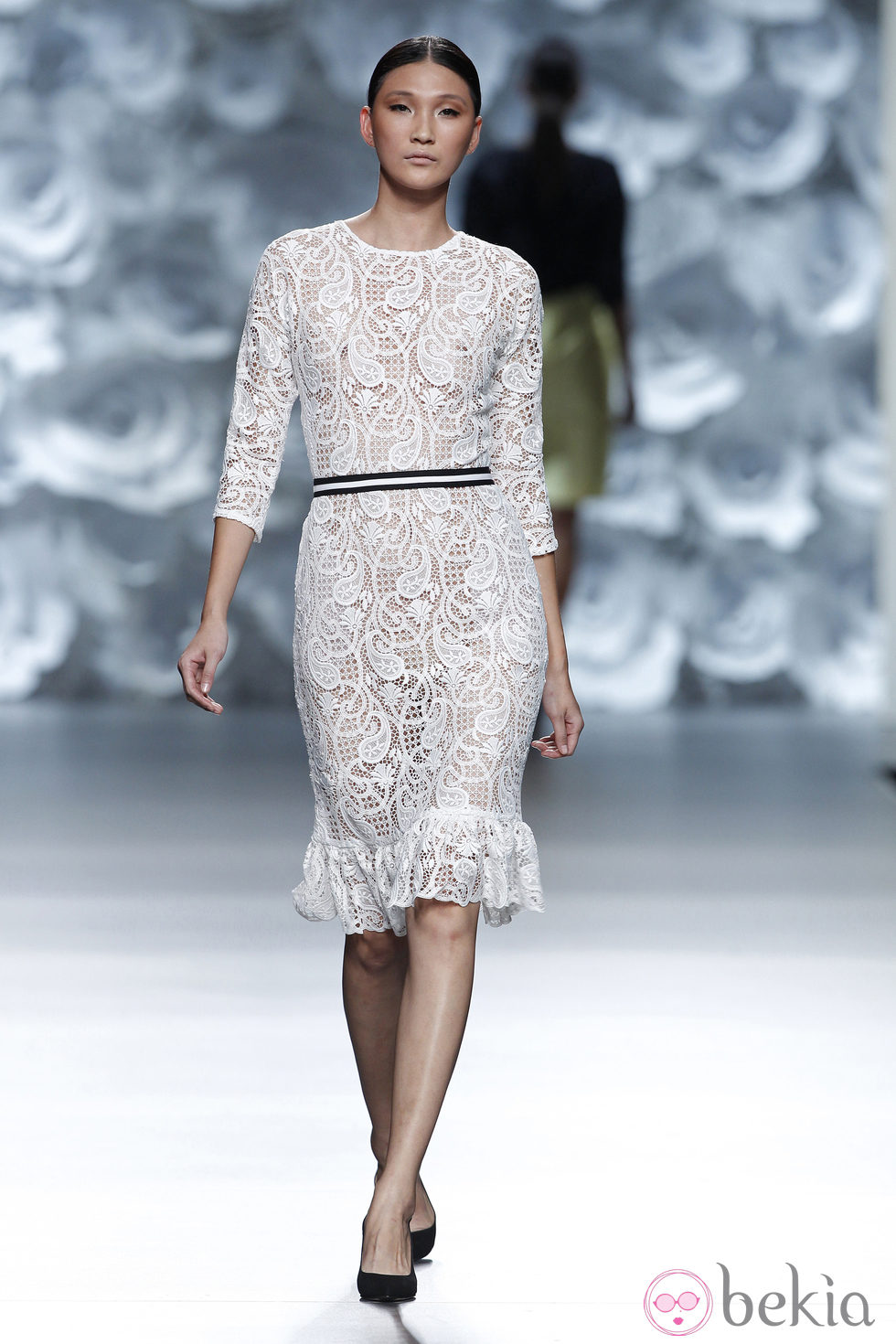 Vestido blanco de encaje de la colección primavera/verano 2014 de Juana Martín en Madrid Fashion Week