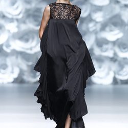Vestido negro de la colección primavera/verano 2014 de Juana Martín en Madrid Fashion Week