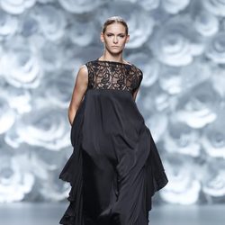 Vestido negro de la colección primavera/verano 2014 de Juana Martín en Madrid Fashion Week