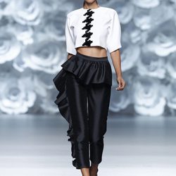 Pantalón de raso con volante de la colección primavera/verano 2014 de Juana Martín en Madrid Fashion Week