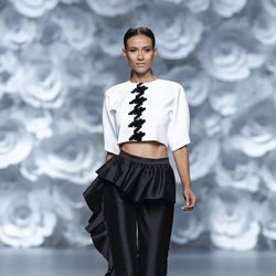 Pantalón de raso con volante de la colección primavera/verano 2014 de Juana Martín en Madrid Fashion Week