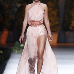 Vestido rosa palo de la colección primavera/verano 2014 de Ion Fiz en Madrid Fashion Week