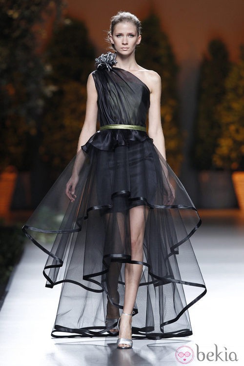 Vestido negro de vuelo de la colección primavera/verano 2014 de Ion Fiz en Madrid Fashion Week