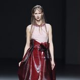 Vestido rosa palo de la colección primavera/verano 2014 de María Barros en Madrid Fashion Week