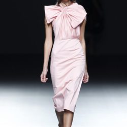 Vestido con lazo de la colección primavera/verano 2014 de María Barros en Madrid Fashion Week