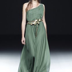 Vestido asimétrico de la colección primavera/verano 2014 de María Barros en Madrid Fashion Week