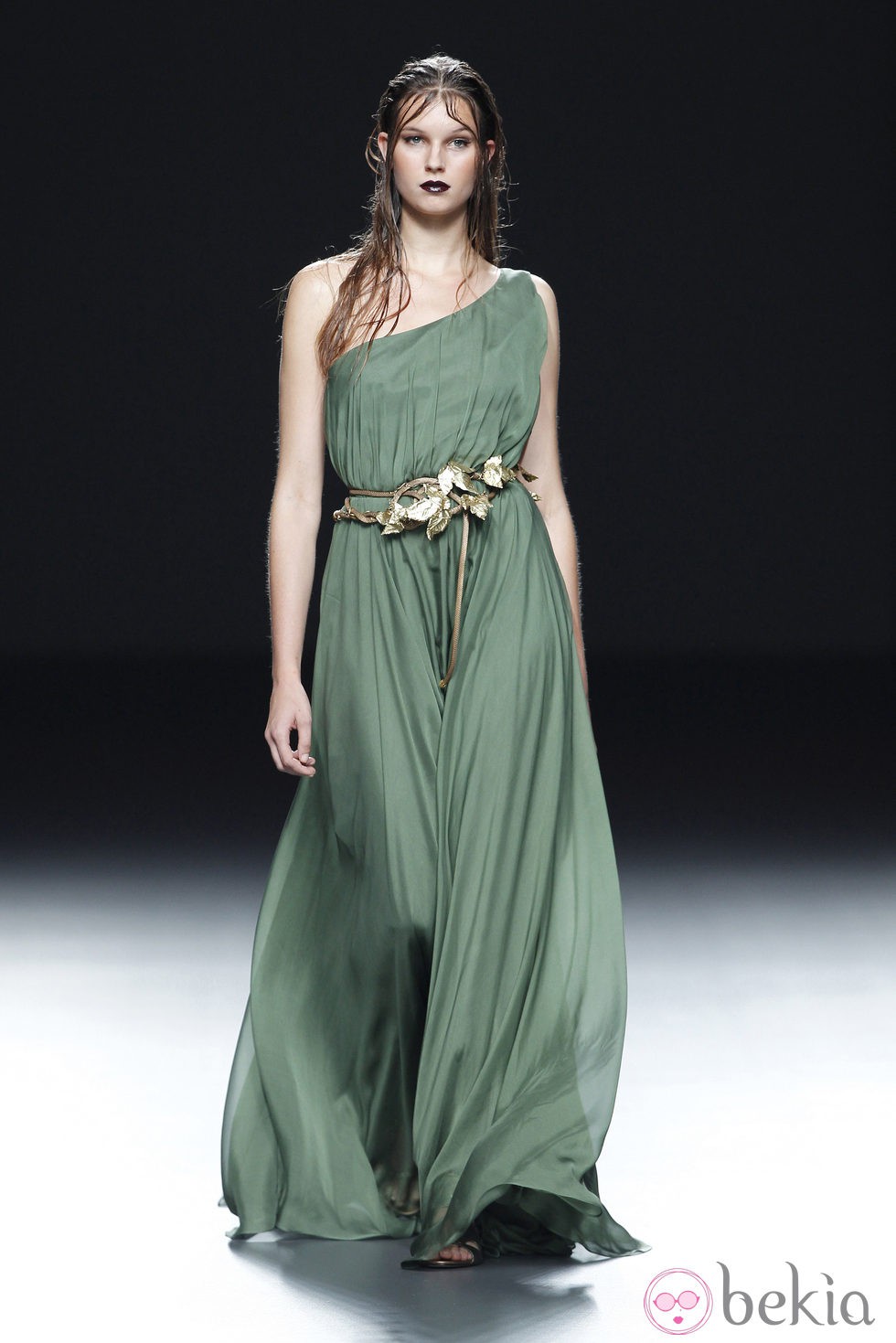Vestido asimétrico de la colección primavera/verano 2014 de María Barros en Madrid Fashion Week