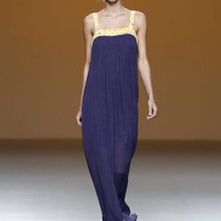 Vestido largo morado de la colección primavera/verano 2014 de Sara Coleman en Madrid Fashion Week