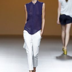 Pantalones blancos capri de la colección primavera/verano 2014 de Sara Coleman en Madrid Fashion Week
