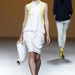 Vestido blanco de la colección primavera/verano 2014 de Sara Coleman en Madrid Fashion Week