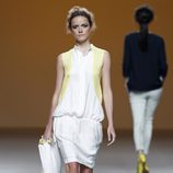Vestido blanco de la colección primavera/verano 2014 de Sara Coleman en Madrid Fashion Week