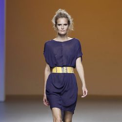 Vestido morado con transparencias de la colección primavera/verano 2014 de Sara Coleman en Madrid Fashion Week