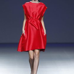 Vestido rojo de la colección primavera/verano 2014 de Moisés Nieto en Madrid Fashion Week